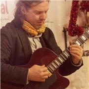 Ofrezco clases de guitarra acompañadas de lenguaje musical y armonía